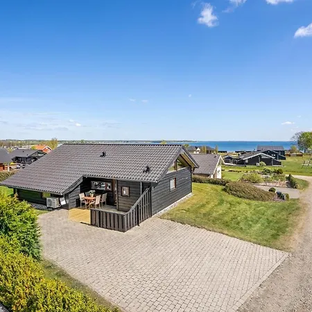Stunning In Sjolund With House Sea View Hejls