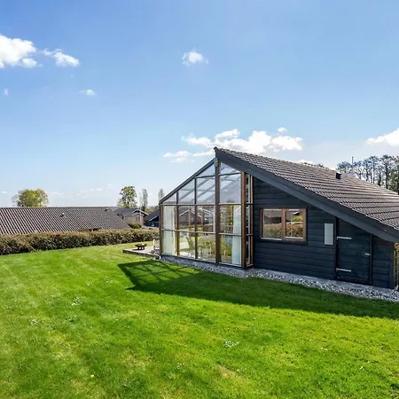 Stunning In Sjolund With House Sea View Hejls
